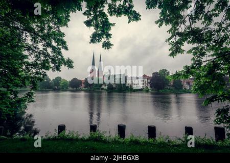 Classic panorama Blick auf die historische Stadt Lübeck mit berühmten Trave im Sommer, Schleswig-Holstein, Deutschland Stockfoto