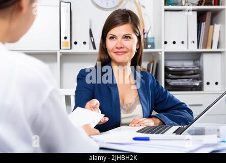 Erfolgreiche Geschäftsfrau kommuniziert mit dem Client im Büro Stockfoto