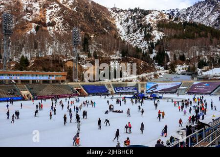 Menschen Eislaufen, Medeu Stadion, Kasachstan Stockfoto