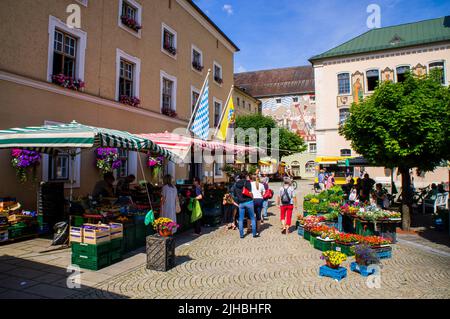 Bauernmarkt, Neues Rathaus links und Altes Rathaus am Rathausplatz im Kurort Bad Reichenhall, Bercht Stockfoto