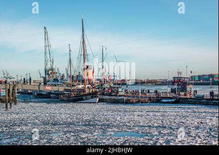 Frostiger Wintertag in Hamburfrostiger Wintertag, Hafen, Schiffe elbfluss, gefroren in Hamburg Deutschland Stockfoto