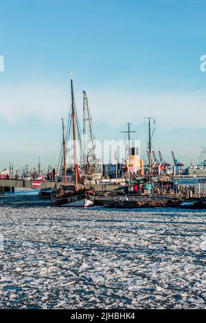 Frostiger Wintertag in Hamburfrostiger Wintertag, Hafen, Schiffe elbfluss, gefroren in Hamburg Deutschland Stockfoto