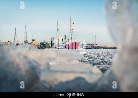 Frostiger Wintertag in Hamburfrostiger Wintertag, Hafen, Schiffe elbfluss, gefroren in Hamburg Deutschland Stockfoto