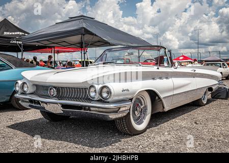 Libanon, TN - 14. Mai 2022: Vorderansicht eines Buick Invicta Cabriolets aus dem Jahr 1960 mit niedriger Perspektive auf einer lokalen Automesse. Stockfoto