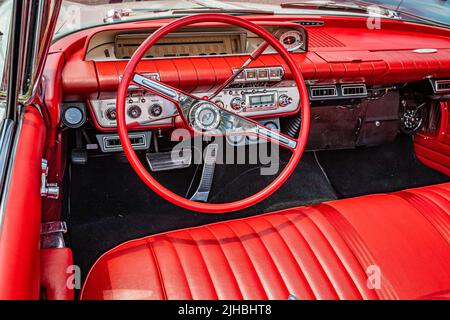 Libanon, TN - 14. Mai 2022: Nahaufnahme der Innenansicht eines Buick Invicta Cabriolets 1960 auf einer lokalen Automesse. Stockfoto