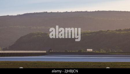 Die nördliche Bahnklasse CAF 195 fährt am Arnside Viadukt über die Flussmündung des Kent auf der malerischen Bahnstrecke der Küste von Cumbria Stockfoto