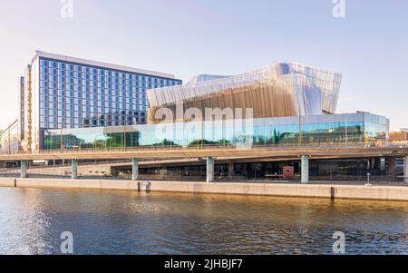 Das Stockholm Waterfront Congress Centre ist ein Gebäude aus dem Jahr 2011 in moderner Architektur an der Klarabergsviadukten-Brücke im Zentrum von Stockholm, Schweden, mit Blick auf die Bucht Riddarfjarden Stockfoto