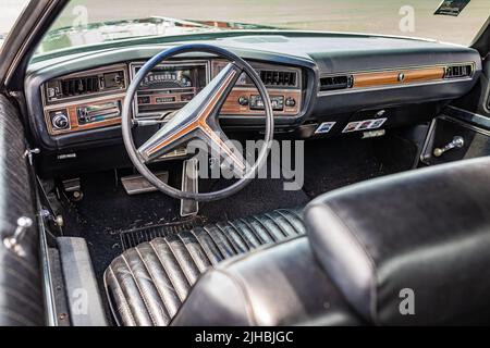 Libanon, TN - 14. Mai 2022: Nahaufnahme eines Buick Centurion Cabriolets aus dem Jahr 1972 auf einer lokalen Automesse. Stockfoto