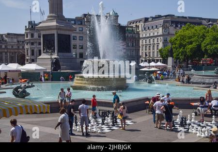 London, Großbritannien. 17.. Juli 2022. Die Menschen trotzen der intensiven Hitze beim ChessFest am Trafalgar Square. Die jährliche, kostenlose, familienfreundliche Veranstaltung feiert das kultige Spiel mit regelmäßigen und riesigen Schachbrettern, die rund um den Platz für die Öffentlichkeit eingerichtet sind, sowie Aufführungen und Schachunterricht. Kredit: Vuk Valcic/Alamy Live Nachrichten Stockfoto