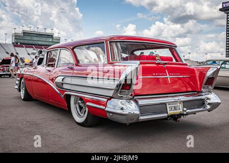 Libanon, TN – 14. Mai 2022: Eckansicht eines Buick Special Estate Wagon aus dem Jahr 1958 mit niedriger Perspektive auf einer lokalen Automesse. Stockfoto