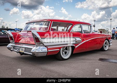 Libanon, TN – 14. Mai 2022: Eckansicht eines Buick Special Estate Wagon aus dem Jahr 1958 mit niedriger Perspektive auf einer lokalen Automesse. Stockfoto