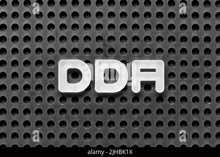 Weißer Buchstabe im Wort DDA (Abkürzung für Abschreibung, Erschöpfung und Abschreibung oder Nachfragekonto) auf schwarzem Hintergrund der Leiterplatte Stockfoto