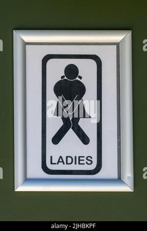 Lustige Damentoiletten Schild Stockfoto