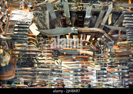 Messer und Schwerter im Ausstellungsraum des Souvenirshoppens