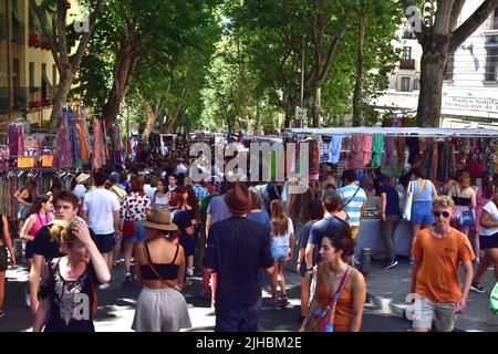 Madrid, Spanien. 10. Juli 2022. El Rastro Straßenmarkt. Jeden sonntag besuchen Hunderte von Menschen diesen Markt Stockfoto