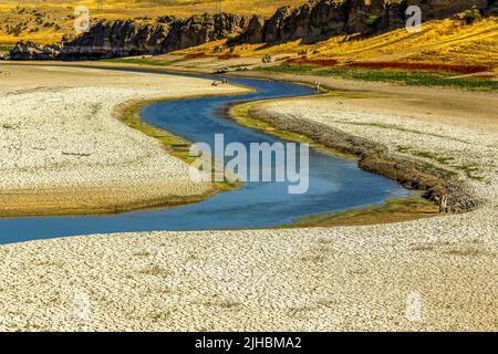 Trockene und wasserarme Flüsse, trockene und rissige Böden an ihren Ufern Stockfoto
