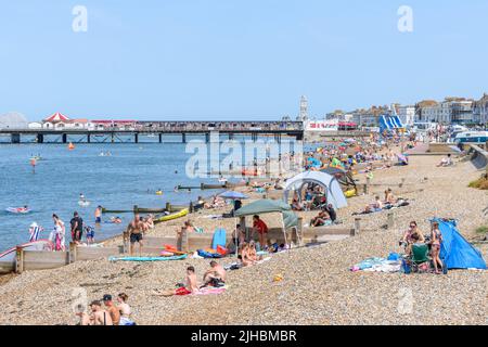 Herne Bay, Kent, Großbritannien: Strandgänger sonnen sich in der Sonne, als in Großbritannien eine rekordverdächtige Hitzewelle beginnt. Stockfoto