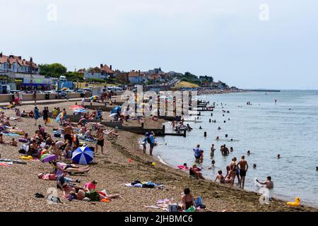 Herne Bay, Kent, Großbritannien: Strandgänger sonnen sich in der Sonne, als in Großbritannien eine rekordverdächtige Hitzewelle beginnt. Stockfoto