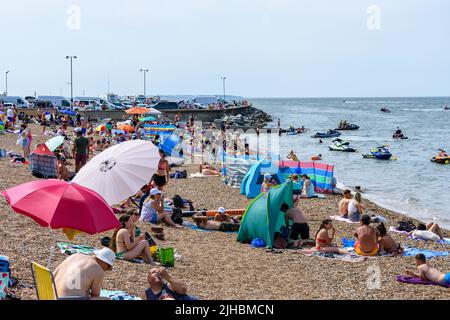 Herne Bay, Kent, Großbritannien: Strandgänger sonnen sich in der Sonne, als in Großbritannien eine rekordverdächtige Hitzewelle beginnt. Stockfoto