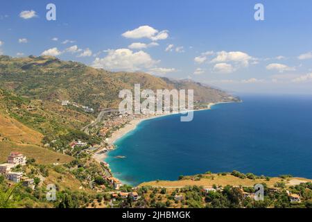 Sizilianische Küste vom Teatro Antico di Taormina in Taormina, Italien Stockfoto
