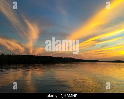 Spektakulärer Sonnenuntergang am Burntside Lake im Norden von Minnesota in der Nähe des Boundary Waters Canoe Area Stockfoto