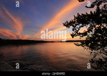 Spektakulärer Sonnenuntergang am Burntside Lake im Norden von Minnesota in der Nähe des Boundary Waters Canoe Area Stockfoto