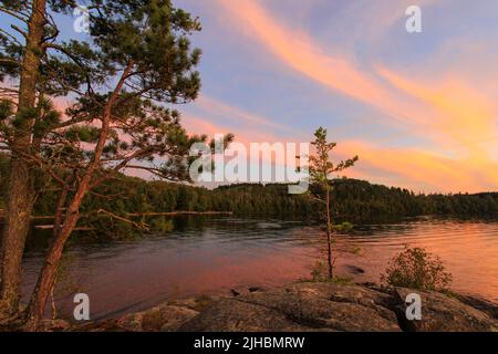 Spektakulärer Sonnenuntergang am Burntside Lake im Norden von Minnesota in der Nähe des Boundary Waters Canoe Area Stockfoto