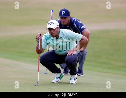 Der Italiener Francesco Molinari und der US-Amerikaner Bryson DeChambeau stellen sich während des vierten Tages der Open am Old Course, St Andrews, auf den Putts am 18. ein. Bilddatum: Sonntag, 17. Juli 2022. Stockfoto