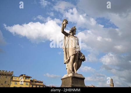 Statue des Herbstes von Giovanni Caccini Ponte Santa Trinita in Florenz Italien Stockfoto