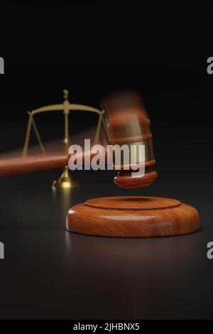 Holzgavel, der gegen einen Schallblock anschlagen kann. Bewegungsunschärfe. Justizkonzept. Stockfoto