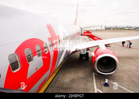 Blick auf die Jet2 Boeing 737 von oben auf die vorderen Stufen Stockfoto