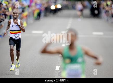 EUGENE - Bashir Abdi (Bel) wird am dritten Tag der Leichtathletik-Weltmeisterschaften im Hayward Field Stadium Dritter im Marathon. ANP ROBIN VAN LONKHUIJSEN Stockfoto