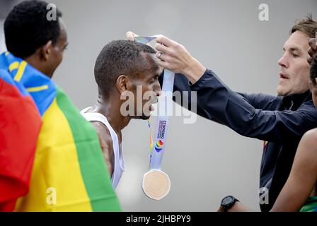 EUGENE - Bashir Abdi (Bel) wird am dritten Tag der Leichtathletik-Weltmeisterschaften im Hayward Field Stadium Dritter im Marathon. ANP ROBIN VAN LONKHUIJSEN Stockfoto