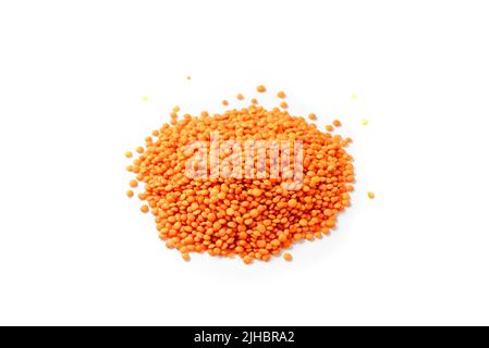 Trockene rote Linsen auf weißem Hintergrund isolieren. Rote Linsen-Grütze Stockfoto