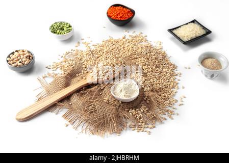 Glutenfreies Getreide. Reis, Buchweizen, Maisgrütze, Quinoa und Hirse in Holzschüsseln. Draufsicht flach liegend mit Kopierplatz Stockfoto