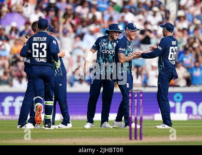 Der englische Ben Stokes (zweite rechts) wird von seinen Teamkollegen gratuliert, nachdem er den indischen Hardik Pandya beim Bowling von Brydon Carse (ganz links, verdeckt) während des dritten eintägigen internationalen Spiels im Emirates Old Trafford, Manchester, erwischt hat. Bilddatum: Sonntag, 17. Juli 2022. Stockfoto