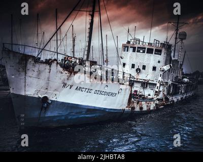 Ein verlassenes Frachtschiff ist im Hafen versunken Stockfoto