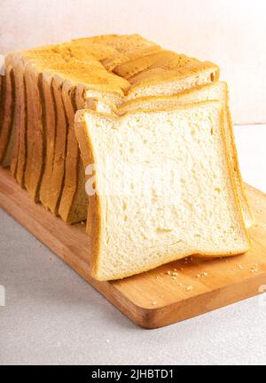 Stapel von Brotscheiben isoliert auf hellem Hintergrund. Nahaufnahme. Stockfoto
