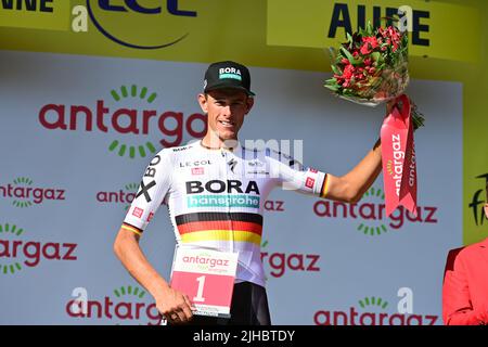 Rodez nach Carcassonne, Frankreich. 17.. Juli 2022. der deutsche Straßenrennmeister Nils POLITT erhält den Preis für den angenehmsten Fahrer während der Tour De France, Etappe 15, Frankreich, 17.. Juli 2022, Credit:Pete Goding/Goding Images/Alamy Live News Stockfoto