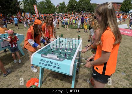 SHEFFIELD - Holland Fans von Frauen spielen Fußball in der Fanzone während des UEFA Women's EURO England 2022-Spiels zwischen der Schweiz und den Niederlanden am 17. Juli 2022 im Bramall Lane-Stadion in Sheffield, Großbritannien. ANP GERRIT VAN COLOGNE Stockfoto