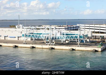 Cape Canaveral, USA. Die Luftaufnahme von Port Canaveral von Kreuzfahrtschiff, in Port Canaveral, Brevard County, Florida angedockt Stockfoto