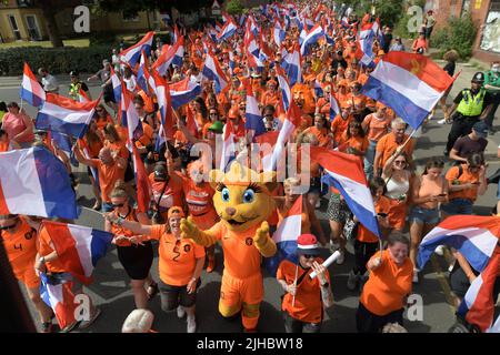 SHEFFIELD - Fanparade, Holland Frauen-Fans auf dem Weg zum Stadion während des UEFA Women's EURO England 2022-Spiels zwischen der Schweiz und den Niederlanden am 17. Juli 2022 im Bramall Lane-Stadion in Sheffield, Großbritannien. ANP GERRIT VAN COLOGNE Stockfoto