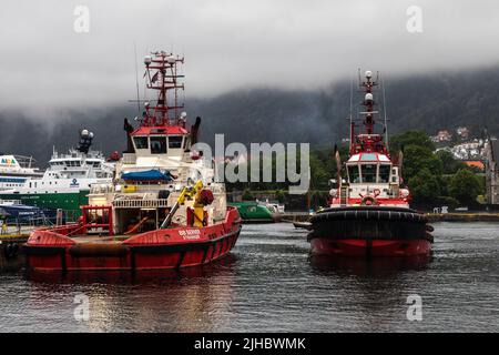 Schlepper BB Supporter Liegeplatz neben BB Server am Tollbodkaien Kai im Hafen von Bergen, Norwegen Stockfoto