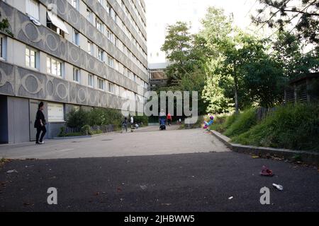 Bewohner außerhalb ihres HLM-Heims, Paris Habitat Social Housing Estate, 4 rue de Crimée, 75019, Paris, Frankreich Stockfoto