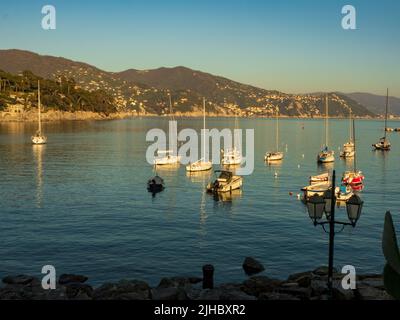 santa margherita ligure, 02-22-2020.Blick bei Sonnenuntergang auf den Hafen dieser charmanten Stadt mit Vergnügungsbooten, die im Meer verankert sind. Stockfoto