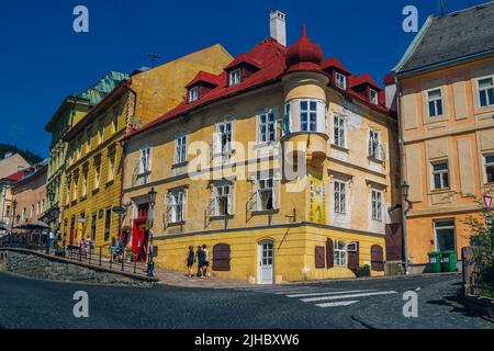 Banska Stiavnica, Slowakei - 14. August 2021: Stadtbild - Straße der schönen historischen Stadt mit mittelalterlicher Architektur - buntes Haus. Stockfoto