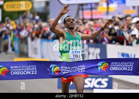 EUGENE, USA - 17. JULI: Tamirat Tola aus Äthiopien tritt während der Leichtathletik-Weltmeisterschaften am 17. Juli 2022 in Eugene, USA, beim Männer-Marathon an (Foto: Andy Astfalck/BSR Agency) Atletiekunie Credit: Orange Pics BV/Alamy Live News Stockfoto