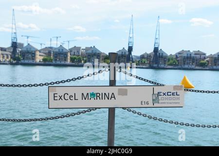 Excel Marina, Schild und Blick über das Royal Victoria Dock, London, Großbritannien Stockfoto