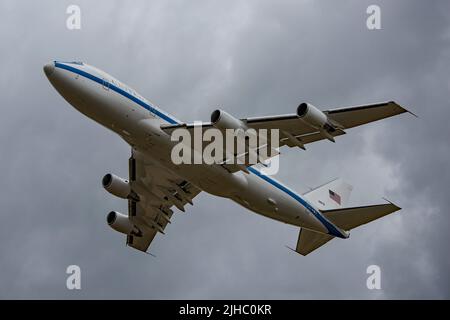 USAF Boeing E-4B Nachtwatch-Flugzeug, das am 15.. Juli 2022 in RAF Fairford eintrifft. Stockfoto