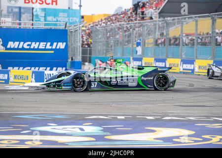 New York, Usa. 16.. Juli 2022. Nick Cassidy (Auto-Nr. 37) von Envision Racing fährt während der ABB FIA Formula E Championship, New York City E-Prix Saison 8 Runde 11in der Brooklyn Bezirk von New York City. (Foto von Ron Adar/SOPA Images/Sipa USA) Quelle: SIPA USA/Alamy Live News Stockfoto